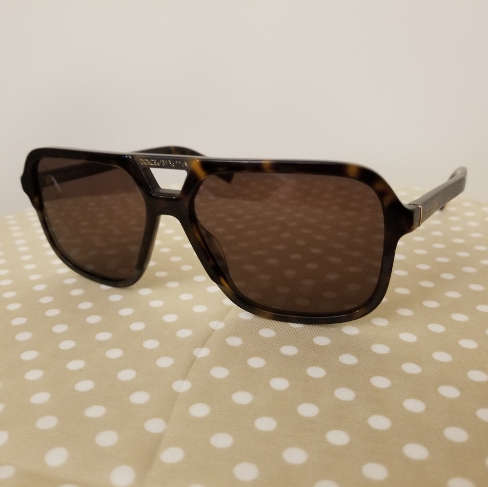 Authentic Dolce & Gabbana Tortoise Sunglasses w/ Leather Case
